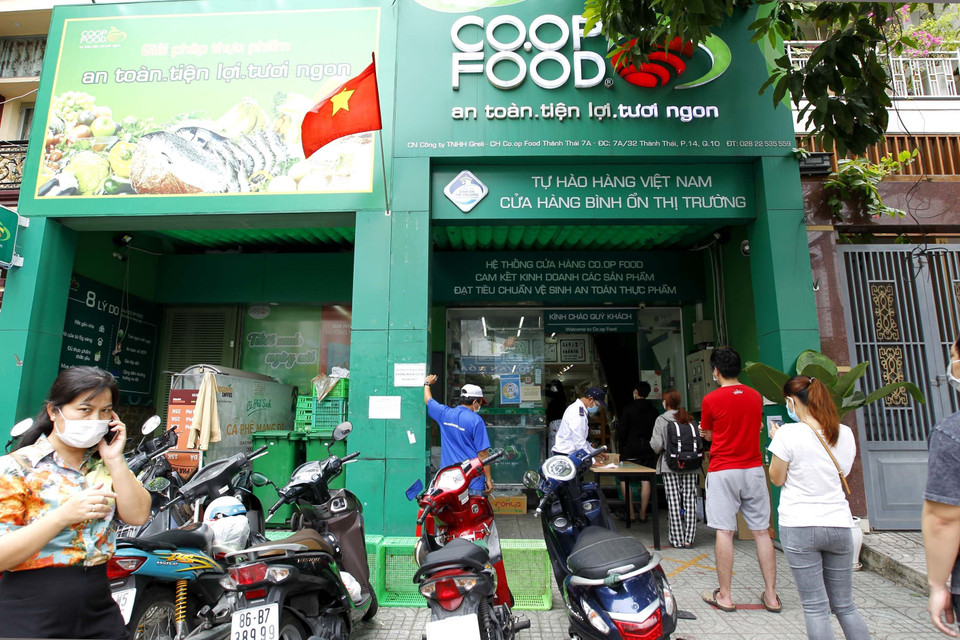 Hệ thống siêu thị Co.op Food (Liên Hiệp Hợp tác xã thương mại Thành phố Hồ Chí Minh) đã tăng cường lượng hàng hóa, đảm bảo phục vụ người tiêu dùng. (Ảnh: Thanh Vũ/TTXVN)