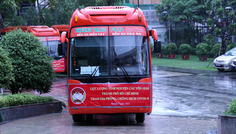 299 tình nguyện viên đầu tiên trong số gần 700 tình nguyện viên tôn giáo đợt đầu sẽ tham gia hỗ trợ công tác phòng, chống dịch tại các bệnh viện dã chiến, bệnh viện hồi sức COVID-19 trên địa bàn Thành phố Hồ Chí Minh. (Ảnh: Xuân Khu/TTXVN)