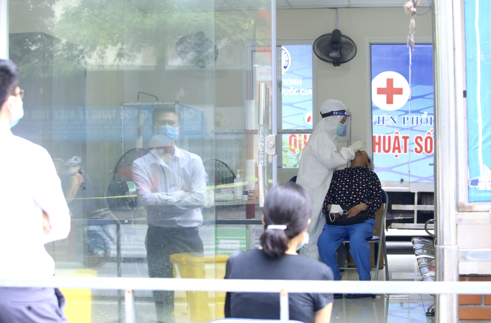 Theo kế hoạch, bệnh viện lấy gần 400 mẫu. Tính đến 18 giờ ngày 25/7, Bệnh viện đã lấy được 323 mẫu, trong đó có 214 bệnh nhân đang điều trị tại bệnh viện. (Ảnh: Hoàng Hiếu/TTXVN)