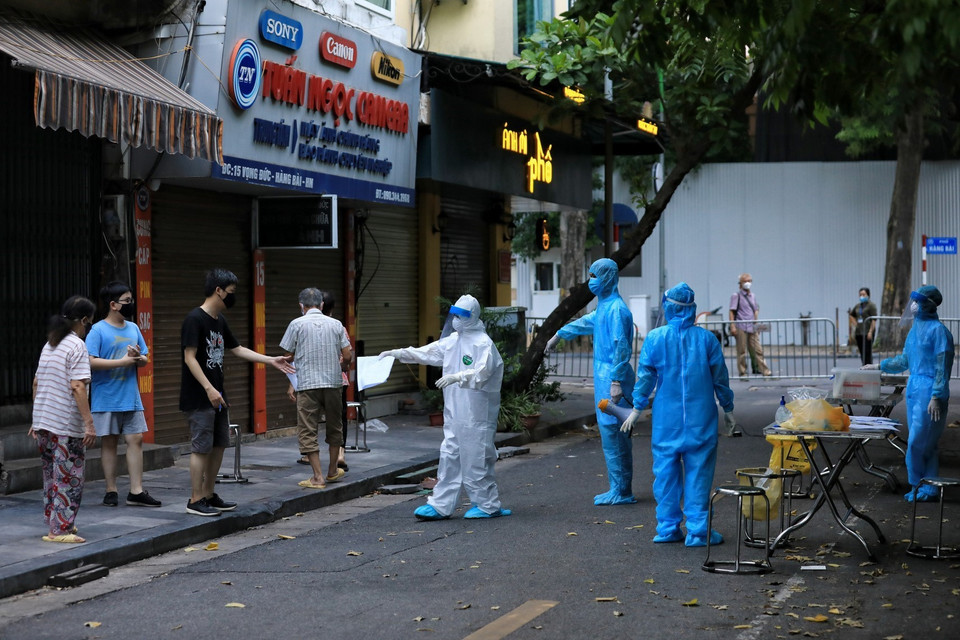 Tối 26/7, gần 30 hộ dân có liên quan đến ca bệnh địa chỉ 39 Hàng Bài được lấy mẫu xét nghiệm. (Ảnh: Thành Đạt/TTXVN)