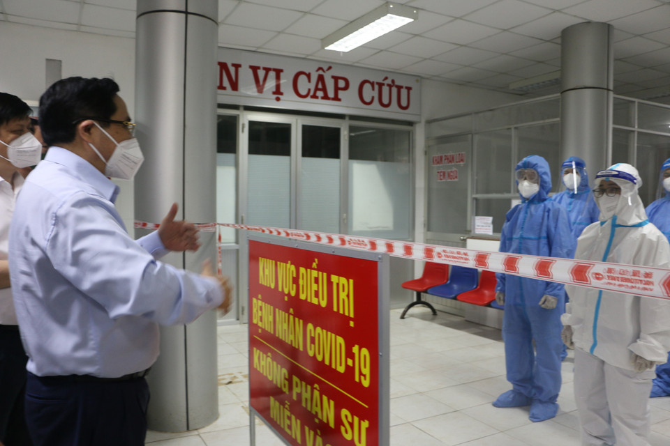 Thủ tướng Chính phủ Phạm Minh Chính thăm hỏi đội ngũ y, bác sỹ bệnh viện dã chiến số 2 tại huyện Tân Trụ, tỉnh Long An. (Ảnh: Thanh Bình/TTXVN)