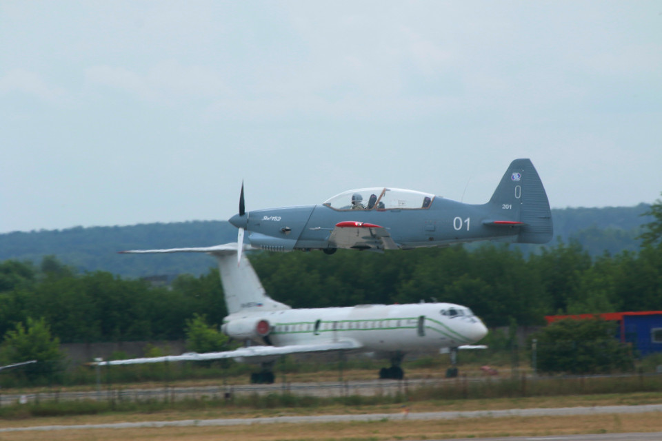 Máy bay huấn luyện Yak-142 tham gia trình diễn bay tại MAKS 2021. (Ảnh: Duy Trinh/TTXVN)