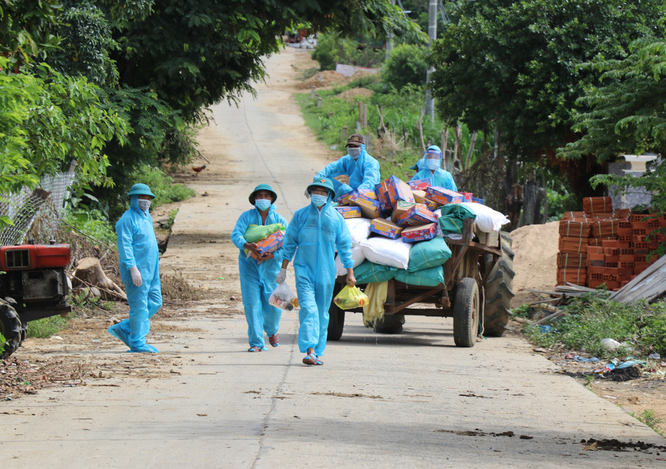 Lực lượng chức năng của xã vận chuyển gạo, mỳ tôm, nước mắm hỗ trợ người dân buôn Ly, xã Ea Trol, huyện Sông Hinh. (Ảnh: Phạm Cường/TTXVN)