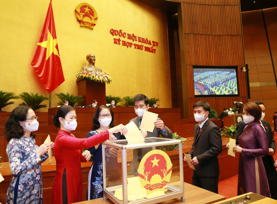 Đại biểu Quốc hội bỏ phiếu bầu Chủ tịch nước. (Ảnh: Phương Hoa/TTXVN)