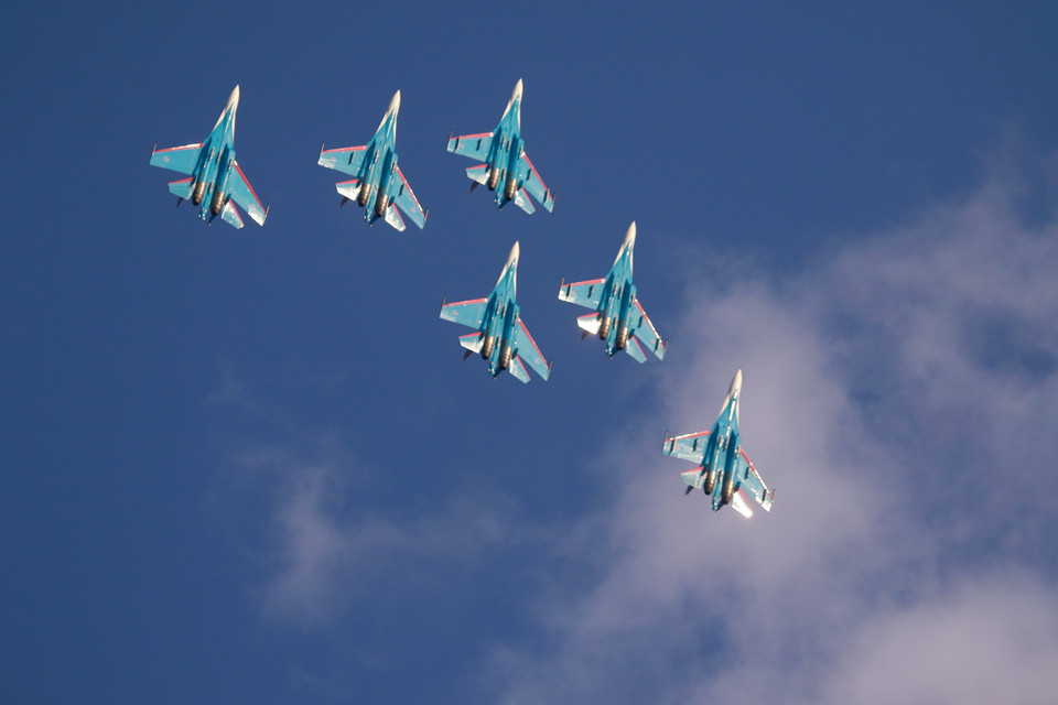 Biên đội máy bay tiêm kích Su-35 thể hiện trình diễn bay thuật lái. (Ảnh: Duy Trinh/TTXVN)