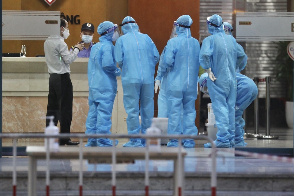 Một đơn vị đã chủ động làm xét nghiệm cho đội ngũ nhân viên của toà nhà liên quan. (Ảnh: Minh Quyết/TTXVN)