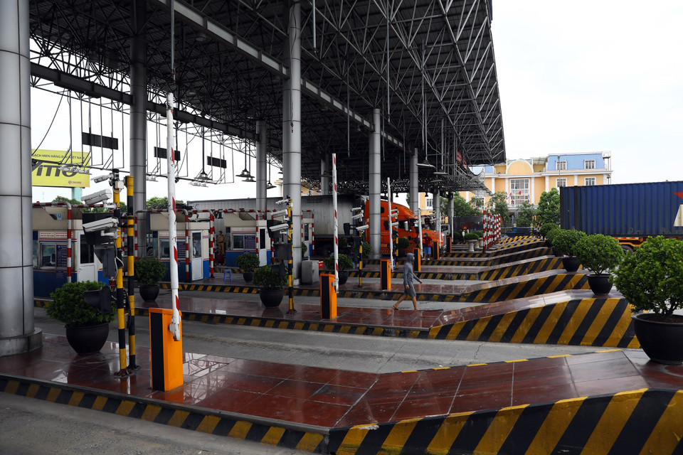 Lực lượng chức năng chỉ mở 1 đến 2 cửa trạm thu phí Pháp Vân-Cầu Giẽ để các xe đi qua trạm quay đầu. (Ảnh: Huy Hùng/TTXVN)