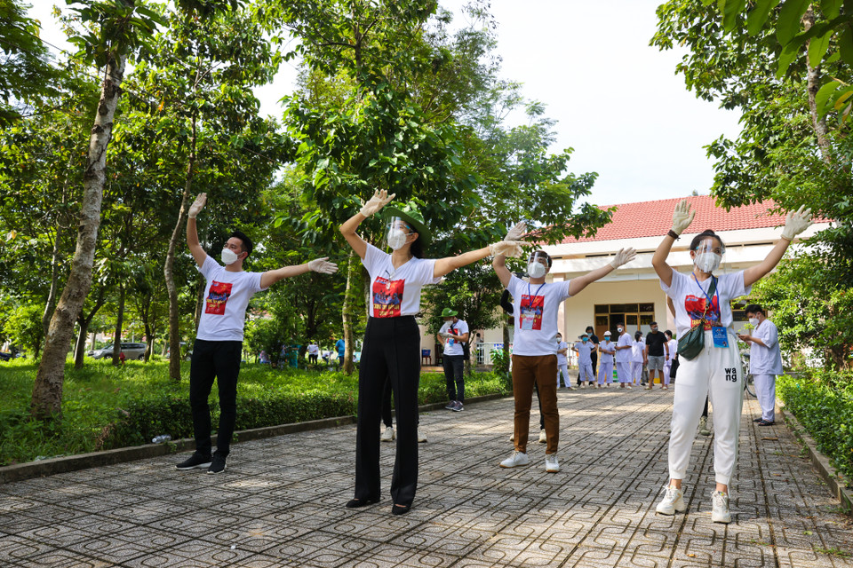 Các nghệ sĩ đã biểu diễn và hát tặng các bệnh nhân, tiếp thêm niềm lạc quan để chiến thắng dịch bệnh. (Nguồn: Vietnam+)