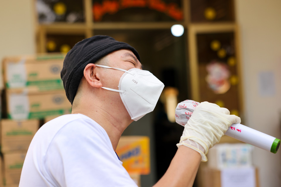 Các nghệ sĩ đã hát tặng các bệnh nhân, tiếp thêm niềm lạc quan để chiến thắng dịch bệnh. (Nguồn: Vietnam+)