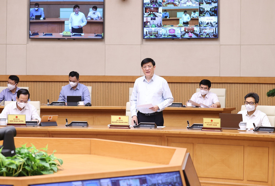 Bộ trưởng Bộ Y tế Nguyễn Thanh Long báo cáo tình hình dịch và kết quả triển khai các biện pháp phòng, chống dịch. (Ảnh: Dương Giang/TTXVN)