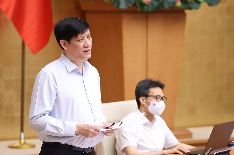 Bộ trưởng Bộ Y tế Nguyễn Thanh Long báo cáo tình hình dịch và kết quả triển khai các biện pháp phòng, chống dịch. (Ảnh: Dương Giang/TTXVN)