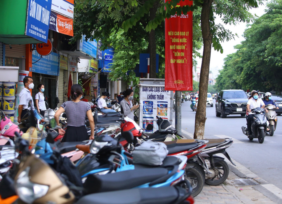 Nhân viên Bệnh viện Phổi Hà Nội hiện đang ở bên ngoài chờ đến lượt xét nghiệm (ảnh chụp sáng 26/7). (Ảnh: Hoàng Hiếu/TTXVN)