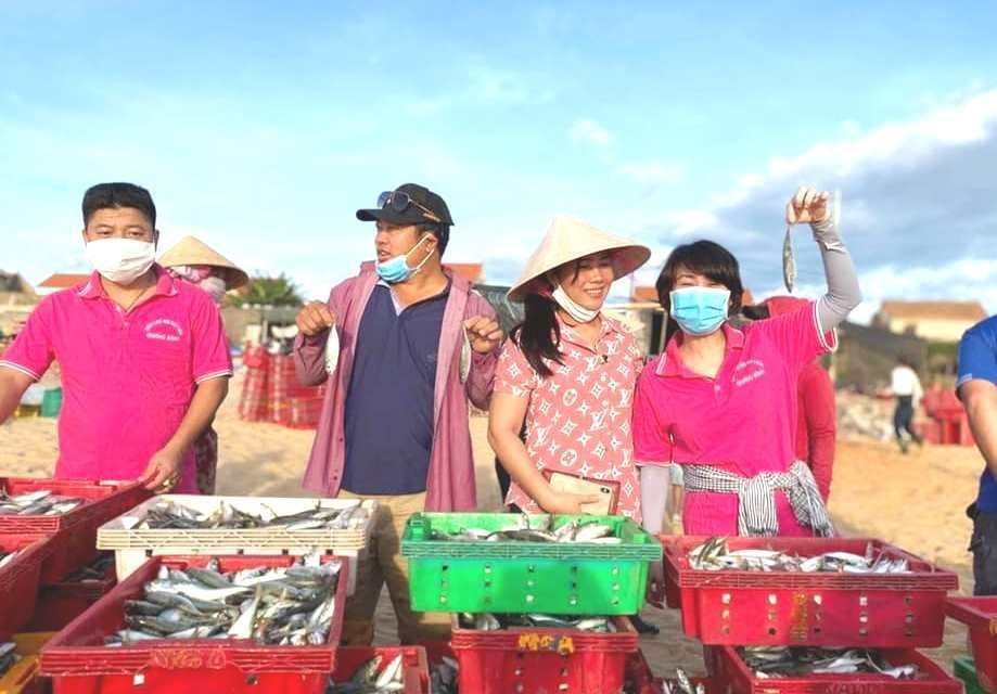 Người Quảng Bình góp cá gửi nhân dân vùng dịch Thành phố Hồ Chí Minh. (Ảnh: Võ Dung/TTXVN)