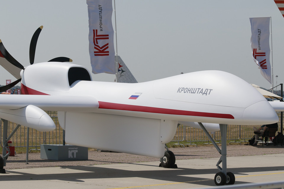 Máy bay không người lái hạng nặng của nhà sản xuất Kronshtadt lần đầu tiên được giới thiệu tại triển lãm MAKS 2021. (Ảnh: Trần Hiếu/TTXVN)