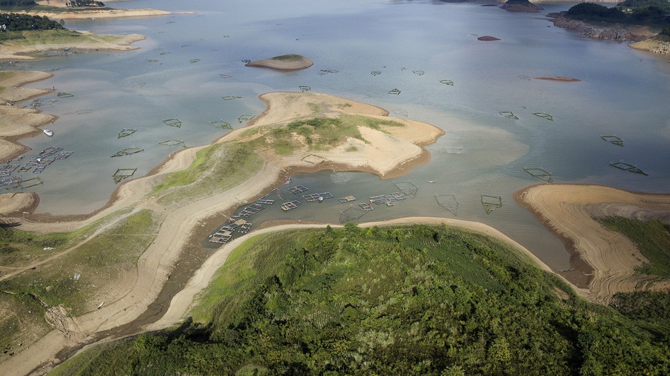 Ủy ban Nhân dân xã đang thống kê, rà soát số lượng cụ thể, báo cáo lên Ủy ban Nhân dân huyện Đà Bắc kịp thời hỗ trợ cho người dân giảm thiểu thiệt hại đồng thời triển khai các công tác bảo vệ môi trường vùng hồ. (Ảnh: Trọng Đạt/TTXVN)