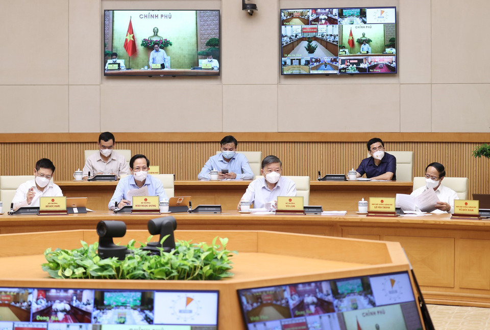 Phó Thủ tướng, Bộ trưởng và các thành viên Chính phủ tham dự hội nghị tại điểm cầu Chính phủ. (Ảnh: Dương Giang/TTXVN)