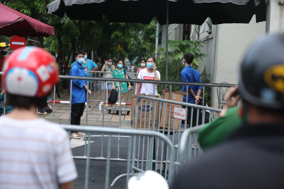 Trường hợp 3: Bệnh nhân T.N.K., nữ, sinh năm 1991, C1A Ecohome 2, phường Đông Ngạc, quận Bắc Từ Liêm. Bệnh nhân sống trong khu vực phong tỏa do có bệnh nhân F0, ngày 20/7 có triệu chứng sốt, được lấy mẫu xét nghiệm, kết quả dương tính. (Ảnh: Minh Quyết/TTXVN)