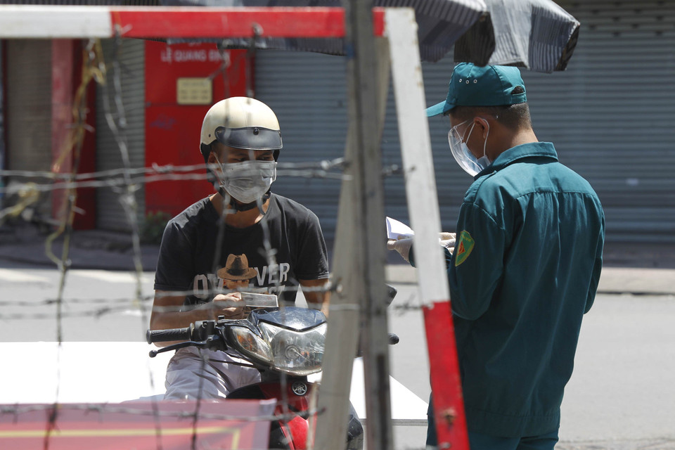 Lực lượng công an và dân quân phường 11, quận Bình Thạnh trực kiểm soát tại chốt ngã tư đường Lê Quang Định-Phan Văn Đậu (quận Bình Thạnh). (Ảnh: Thanh Vũ/TTXVN)