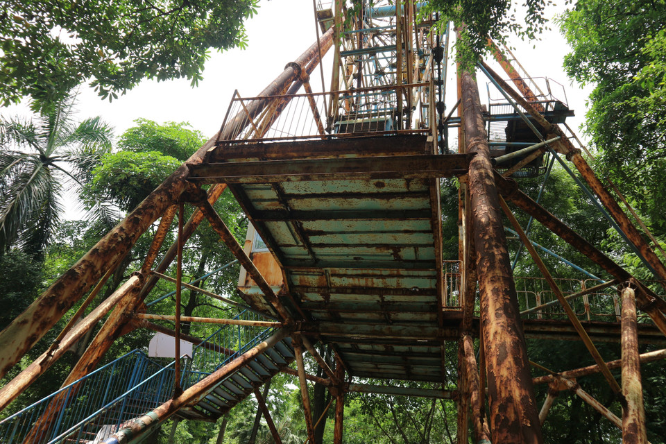 Một hạng mục vui chơi tại Công viên Tuổi trẻ Thủ đô đã xuống cấp nghiêm trọng. (Ảnh: Mạnh Khánh/TTXVN)