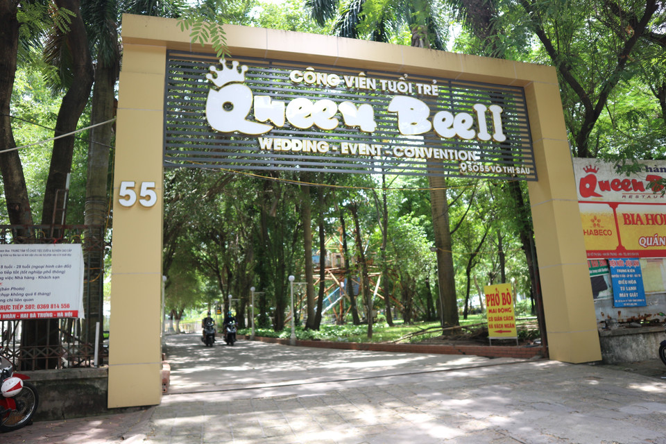 Một phần Công viên Tuổi trẻ Thủ đô đã được sử dụng không đúng mục đích, vi phạm trật tự xây dựng, không đúng quy hoạch nhưng chưa được xử lý tháo dỡ dứt điểm. Ảnh: Mạnh Khánh-TTXVN