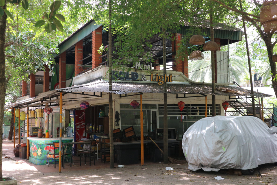 Một phần Công viên Tuổi trẻ Thủ đô đã được sử dụng không đúng mục đích, vi phạm trật tự xây dựng, không đúng quy hoạch nhưng chưa được xử lý tháo dỡ dứt điểm. Ảnh: Mạnh Khánh-TTXVN