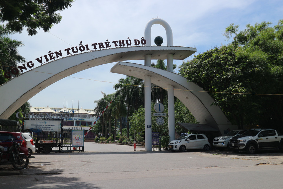 Cổng Công viên Tuổi trẻ Thủ đô được xây dựng từ những năm 2001. (Ảnh: Mạnh Khánh/TTXVN)