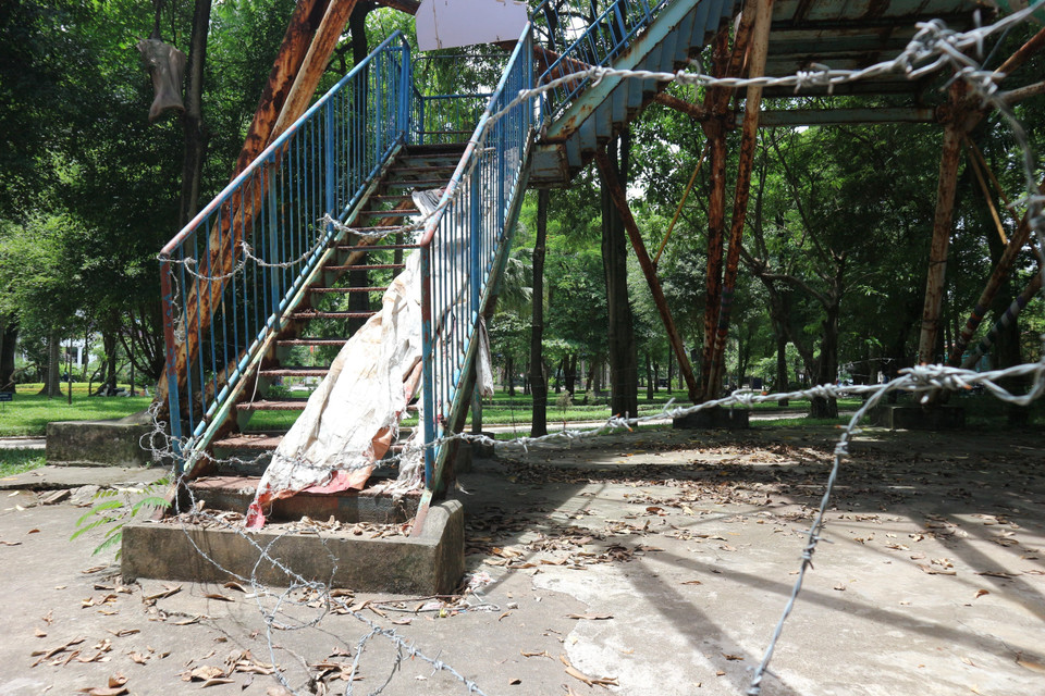Để cảnh báo nguy hiểm đơn vị quản lý đã dùng dây thép gai chăng ở ngoài hạng mục xuống cấp tại Công viên Tuổi trẻ Thủ đô đã xuống cấp nghiêm trọng. (Ảnh: Mạnh Khánh/TTXVN)
