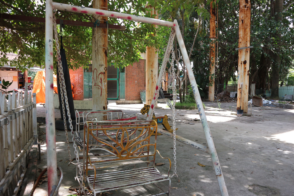 Một hạng mục vui chơi tại Công viên Tuổi trẻ Thủ đô bị xuống cấp nghiêm trọng từ nhiều năm nay. (Ảnh: Mạnh Khánh/TTXVN)