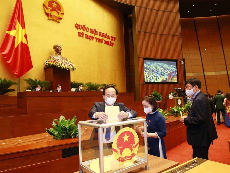 Đại biểu Quốc hội tỉnh Bắc Giang bỏ phiếu bầu Chủ tịch nước. (Ảnh: Phương Hoa/TTXVN)