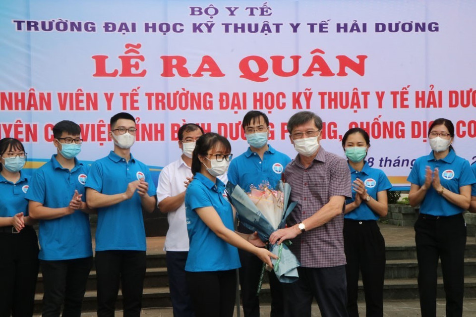 Giám đốc Sở Y tế Hải Dương Phạm Mạnh Cường tặng hoa động viên đoàn công tác trước giờ lên đường. (Ảnh: Mạnh Minh/TTXVN)