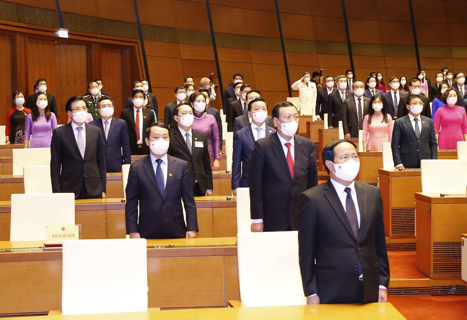 Đại biểu Quốc hội và khách mời thực hiện nghi thức chào cờ tại Lễ bế mạc kỳ họp. (Ảnh: Doãn Tấn/TTXVN)