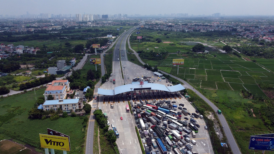 Hình ảnh đối lập phía trước và phía sau trạm thu phí Pháp Vân – Cầu Giẽ. (Ảnh: Huy Hùng/TTXVN)