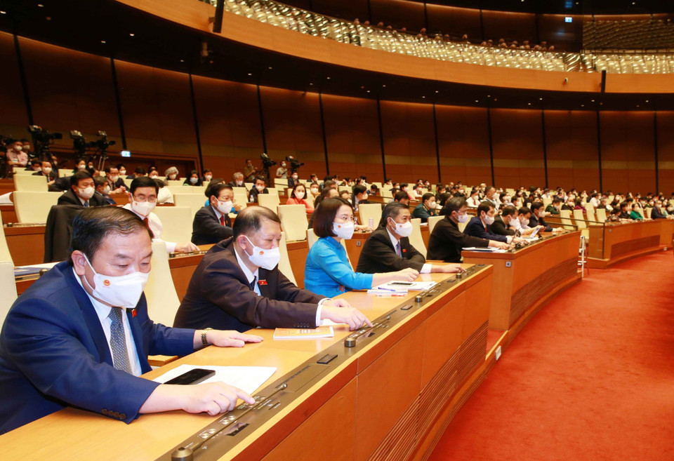 Đoàn đại biểu Quốc hội tỉnh Sơn La biểu quyết thông qua Nghị quyết kỳ họp thứ nhất, Quốc hội khóa XV. (Ảnh: Phương Hoa/TTXVN)