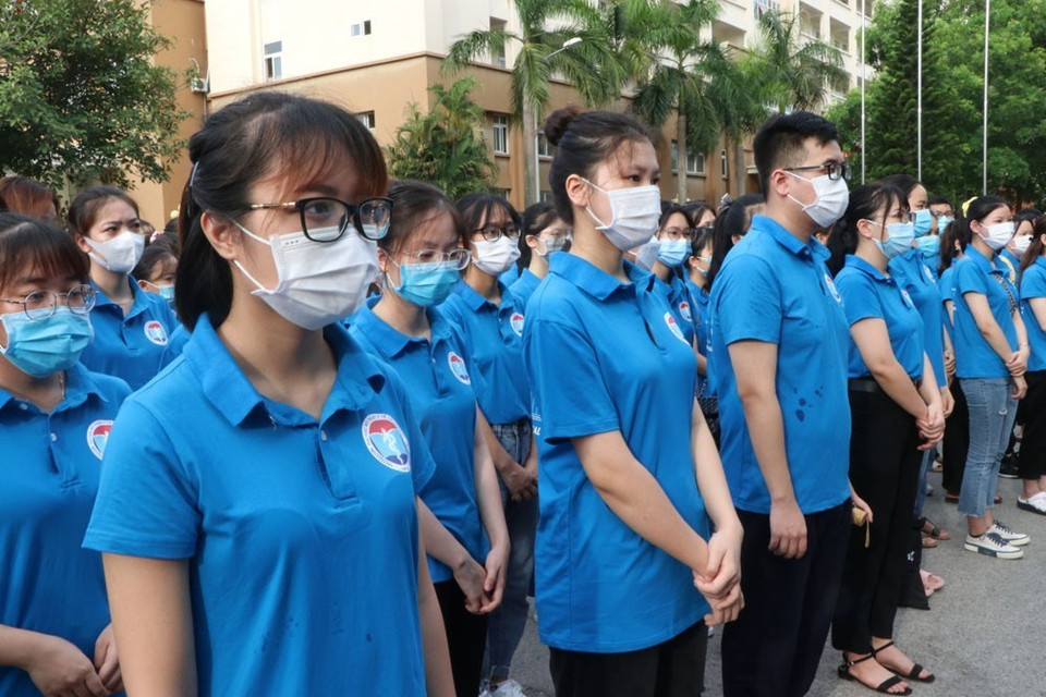Sinh viên tình nguyện trước giờ lên đường chi viện tỉnh Bình Dương chống dịch. (Ảnh: Mạnh Minh/TTXVN)