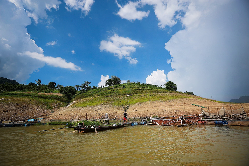 Chủ tịch Ủy ban Nhân dân xã Tiền Phong (huyện Đà Bắc) ông Xa Văn Thức cho biết, hiện tượng cá chết bắt đầu xuất hiện từ ngày 5-6/7. (Ảnh: Trọng Đạt/TTXVN)