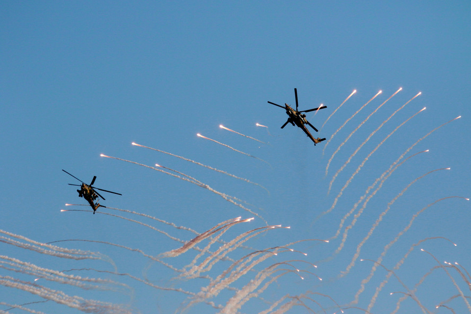 Biên đội trực thăng Nga kết thúc phần trình diễn trên không bằng màn phóng mồi bẫy nhiệt hết sức ấn tượng. (Ảnh: Duy Trinh/TTXVN)
