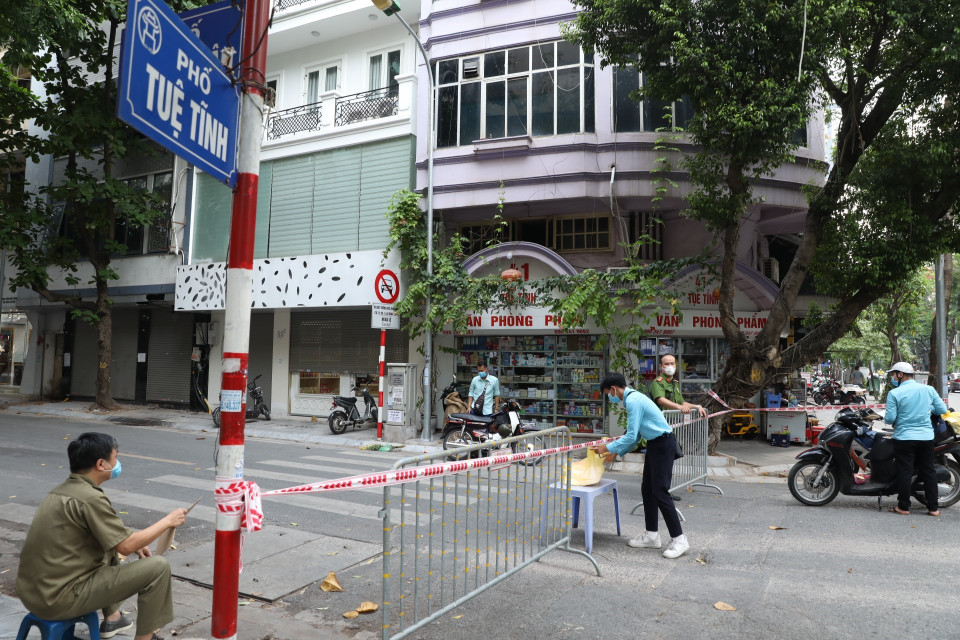 Hà Nội xuất hiện nhiều ca mắc mới trong cộng đồng, đáng chú ý là 3 ổ dịch mới phát sinh từ 16/7 có số mắc khá cao: 90 Nguyễn Khuyến, B8 Tân Mai và 132 Bùi Thị Xuân. (Ảnh: Minh Quyết/TTXVN)