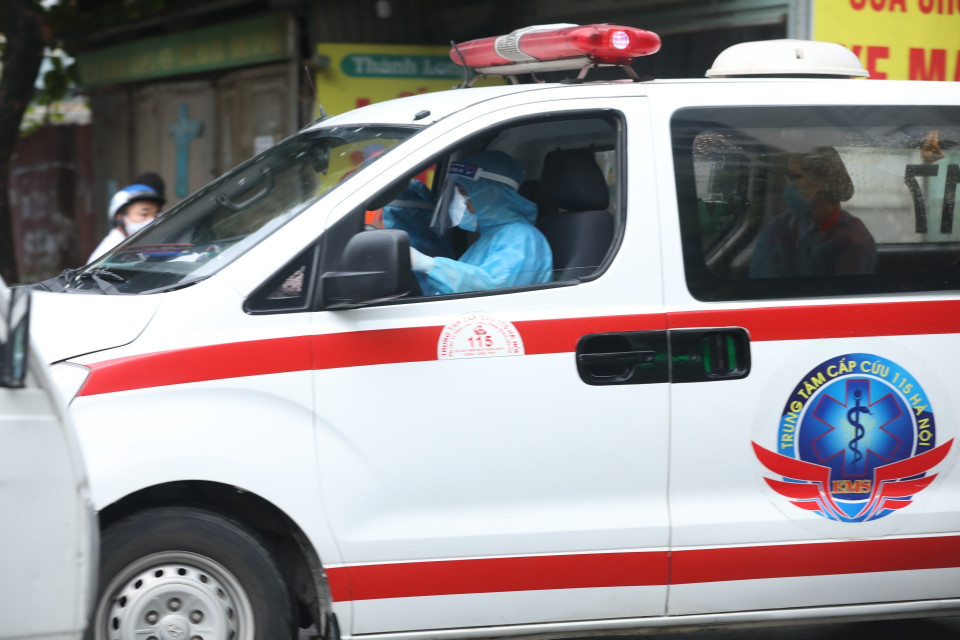 Ngay sau khi có thông liên quan đến các trường hợp dương tính với SARS-CoV-2 tại khu nhà ở xã hội Ecohome 2, thuộc phường Đông Ngạc, quận Bắc Từ Liêm (Hà Nội), cơ quan chức năng tiến hành cách ly y tế 2 tòa nhà C1 và C2 của khu nhà này để phục vụ công tác truy vết, phòng, chống dịch COVID-19. Trong ảnh: Xe cứu thương đến đưa các trường hợp F1 đi cách ly tập trung (ảnh chụp chiều 23/7/2021). (Ảnh: Minh Quyết/TTXVN)