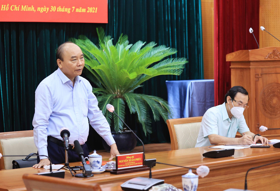 Trước đó, chiều 29/7, Chủ tịch nước Nguyễn Xuân Phúc kiểm tra công tác phòng, chống dịch COVID-19 tại huyện Hóc Môn và huyện Củ Chi, Thành phố Hồ Chí Minh. (Ảnh: Thống Nhất/ TTXVN)