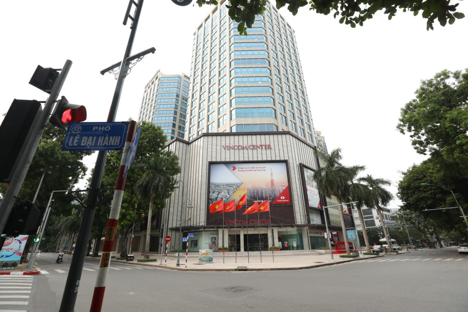 Chiều 28/7/2021, quận Hai Bà Trưng đã tiến hành căng dây, phong tỏa tạm thời tòa tháp Vincom Bà Triệu (191 Bà Triệu, phường Lê Đại Hành) sau khi phát hiện một bảo vệ làm việc tại tòa tháp này nghi mắc COVID-19. (Ảnh: Minh Quyết/TTXVN)