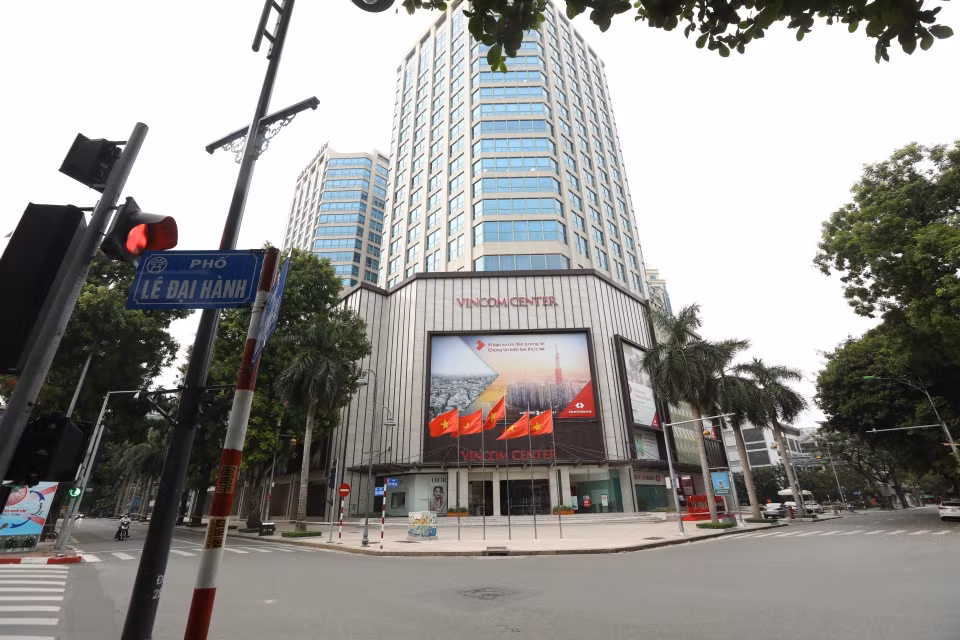 Chiều 28/7/2021, quận Hai Bà Trưng đã tiến hành căng dây, phong tỏa tạm thời tòa tháp Vincom Bà Triệu (191 Bà Triệu, phường Lê Đại Hành) sau khi phát hiện một bảo vệ làm việc tại tòa tháp này nghi mắc COVID-19. (Ảnh: Minh Quyết/TTXVN)