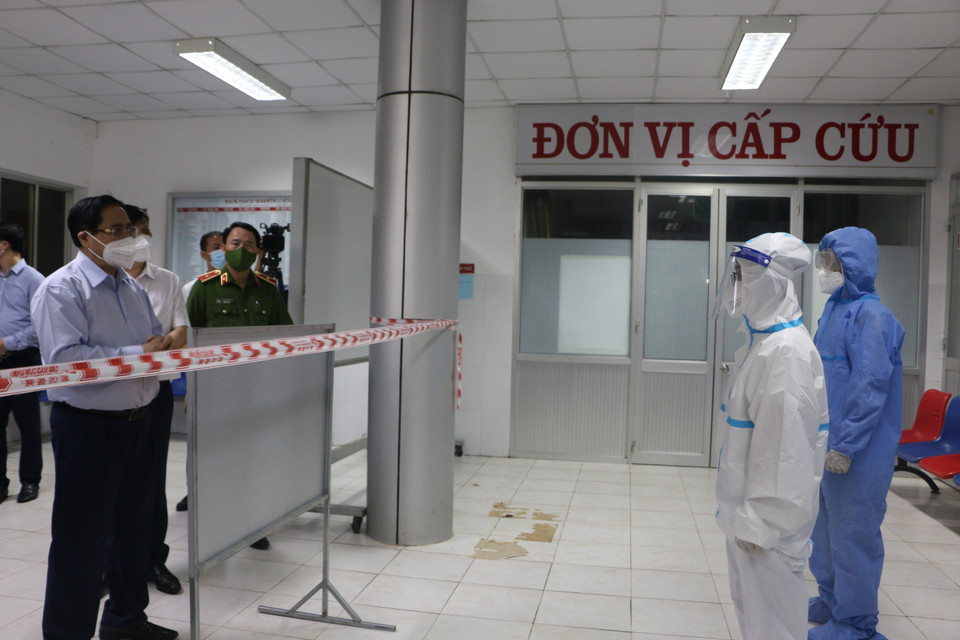 Thủ tướng Chính phủ Phạm Minh Chính thăm hỏi đội ngũ y, bác sỹ bệnh viện dã chiến số 2 tại huyện Tân Trụ, tỉnh Long An. (Ảnh: Thanh Bình/TTXVN)