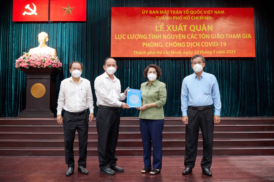 Bà Tô Thị Bích Châu, Chủ tịch Ủy ban Mặt trận Tổ quốc Việt Nam Thành phố Hồ Chí Minh trao danh sách tình nguyện viên tôn giáo cho đại diện lãnh đạo Sở Y tế Thành phố Hồ Chí Minh. (Ảnh: Xuân Khu/TTXVN)