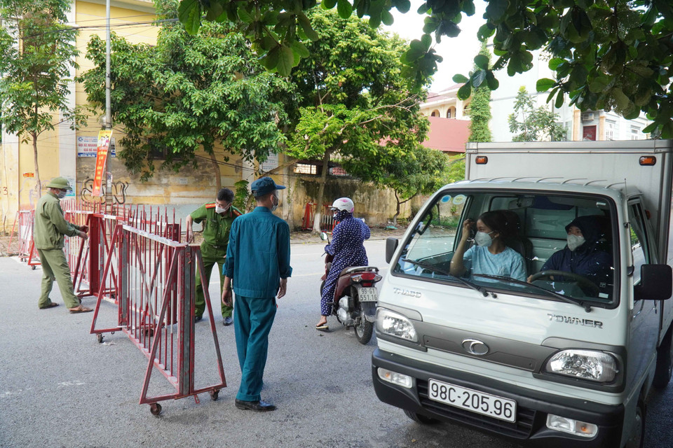 Lực lượng chức năng lập chốt kiểm soát dịch COVID-19 tại khu vực trường Cao đẳng Sư phạm, thành phố Bắc Ninh. (Ảnh: Thanh Thương/TTXVN)