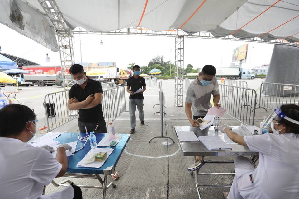 Khu vực khai báo y tế, kiểm tra thân nhiệt tại trạm kiểm soát Pháp Vân-Cầu Giẽ. (Ảnh: Minh Quyết/TTXVN)