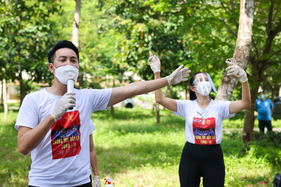 Các nghệ sĩ đã hát tặng các bệnh nhân, tiếp thêm niềm lạc quan để chiến thắng dịch bệnh. (Nguồn: Vietnam+)