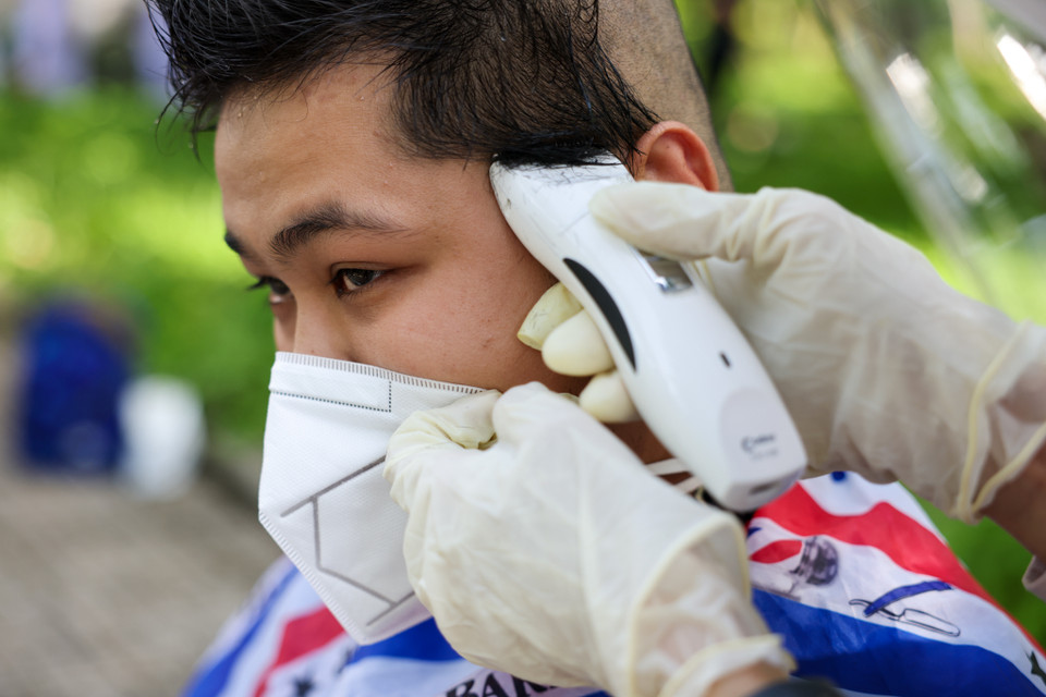 Nhóm nghệ sỹ Thành phố Hồ Chí Minh cắt tóc cho bác sỹ và những người đang phải cách ly ở Bệnh viện Dã chiến Củ Chi. (Nguồn: Vietnam+)