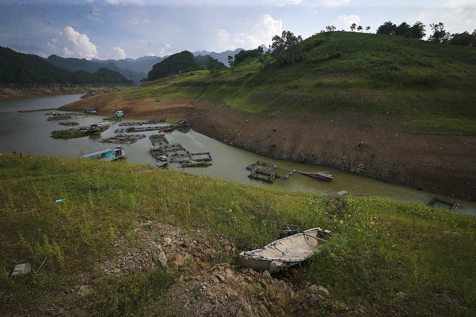 Những điểm nuôi cá lồng giờ đang là mối lo của người dân huyện Đà Bắc bởi nước sông Đà xuống thấp gây cạn tại các con lạch nuôi cá. (Ảnh: Trọng Đạt/TTXVN)