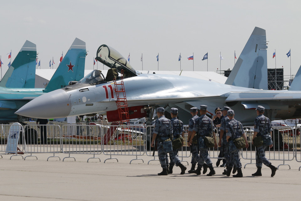 Máy bay chiến đấu của không quân vũ trụ Nga trưng bày tại sân bay Zhukovsky. (Ảnh: Trần Hiếu/TTXVN)