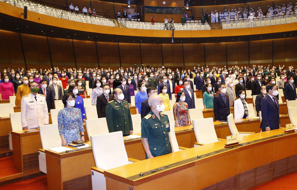 Lãnh đạo Đảng, Nhà nước và đại biểu Quốc hội thực hiện nghi thức chào cờ tại Lễ bế mạc kỳ họp. (Ảnh: Doãn Tấn/TTXVN)